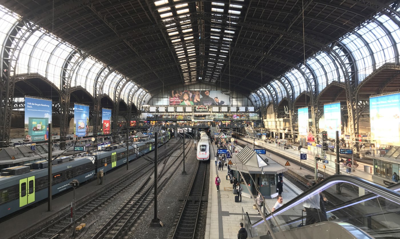 Die große Bahnhofshalle des Hamburger Hauptbahnhofs mit dem weiten Dach