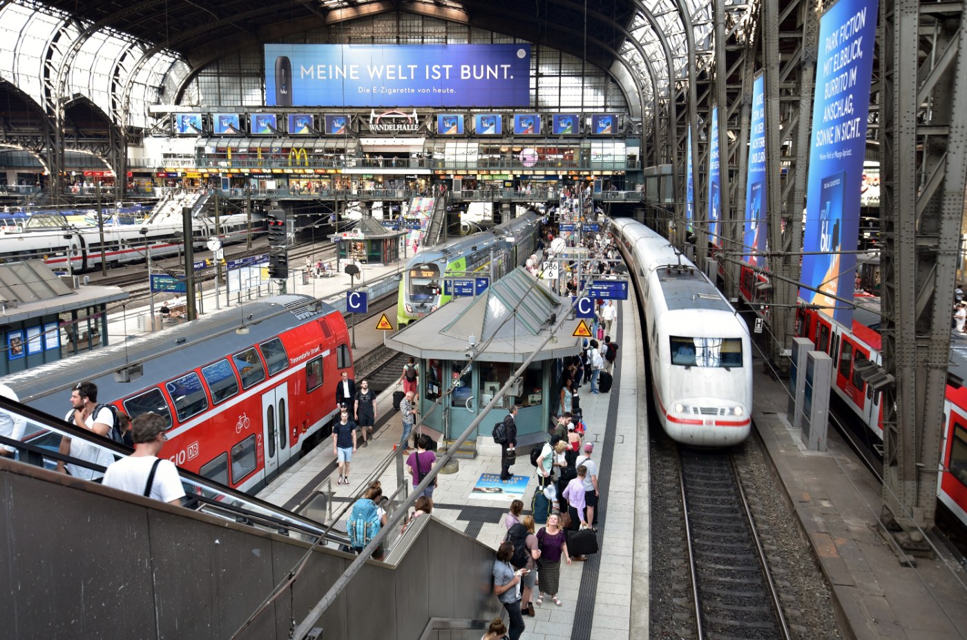 Züge an den Bahnsteigen des Hamburger Hauptbahnhofs