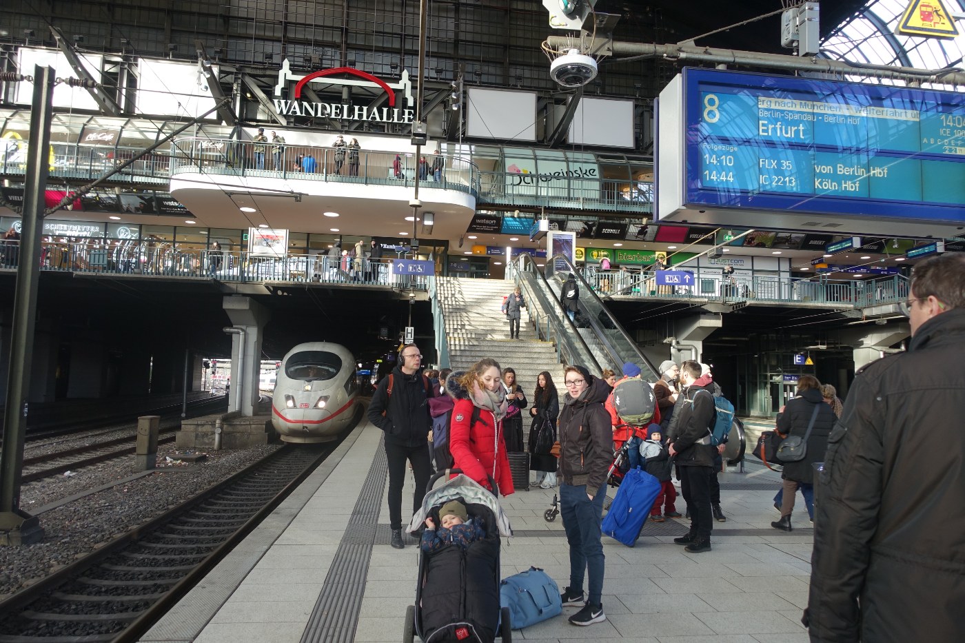 Ein ICE fährt in den Hamburger Hauptbahnhof ein