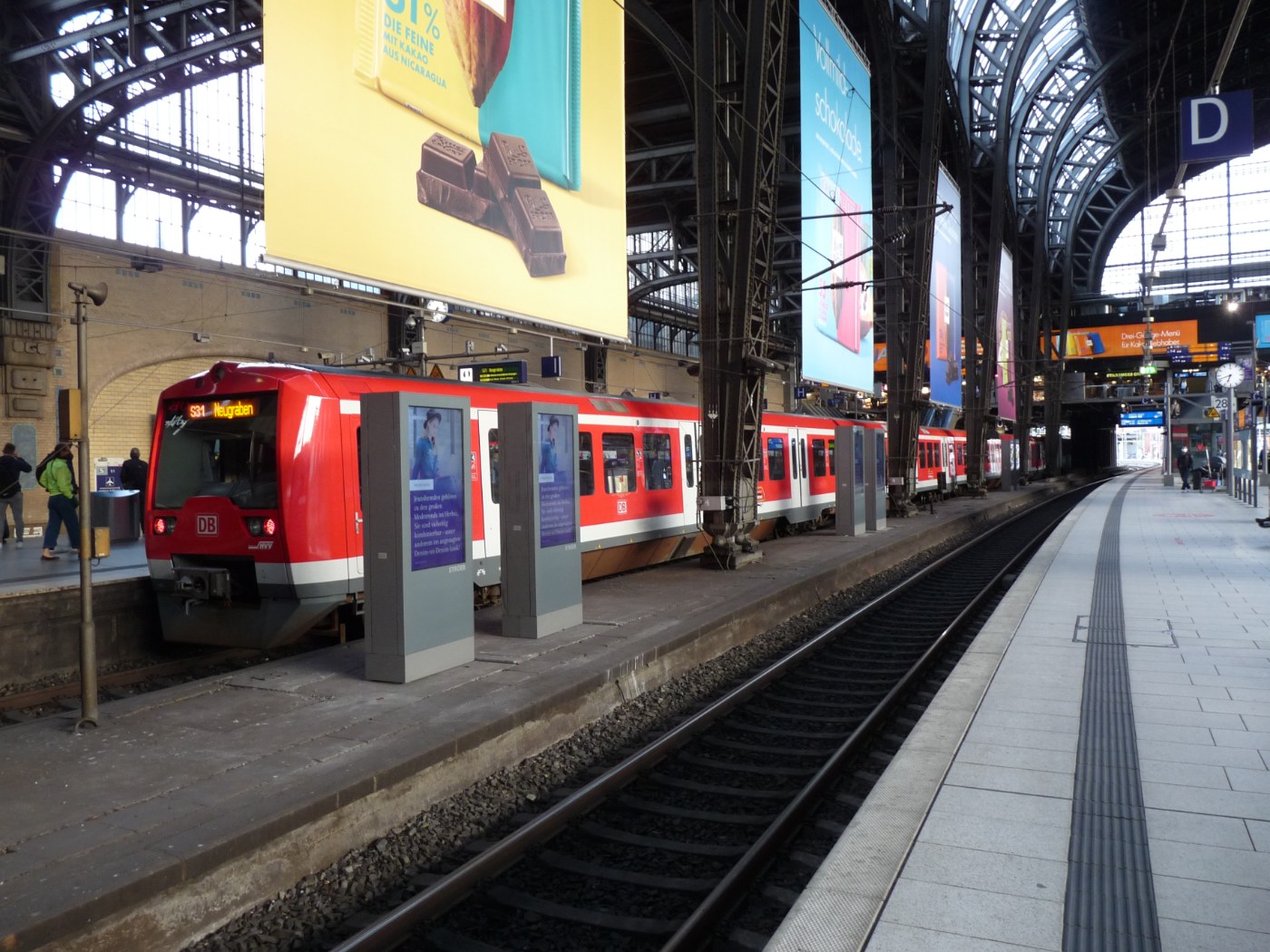 S-Bahn der Linie S31 im Hamburger Hauptbahnhof