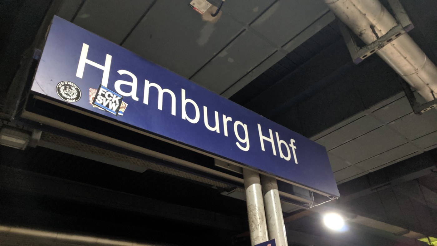 Beleuchtetes Bahnhofsschild Hamburg Hbf bei Nacht