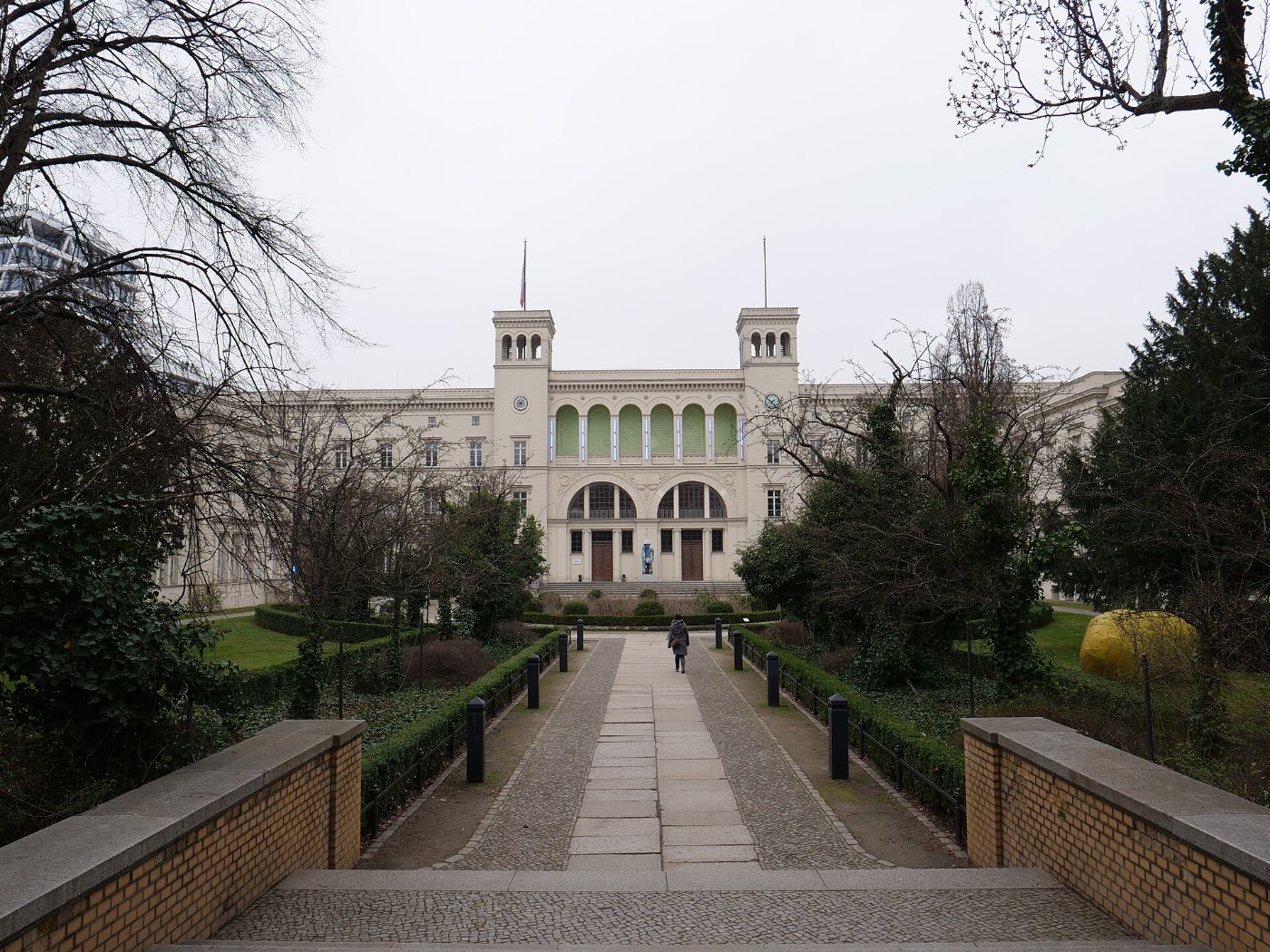 Front of Hamburger Bahnhof 01