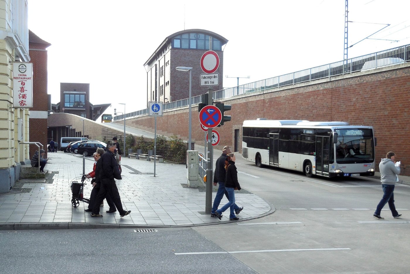 Bf Bergedorf Stellwerk und Bus Aufffahrrampe Ost