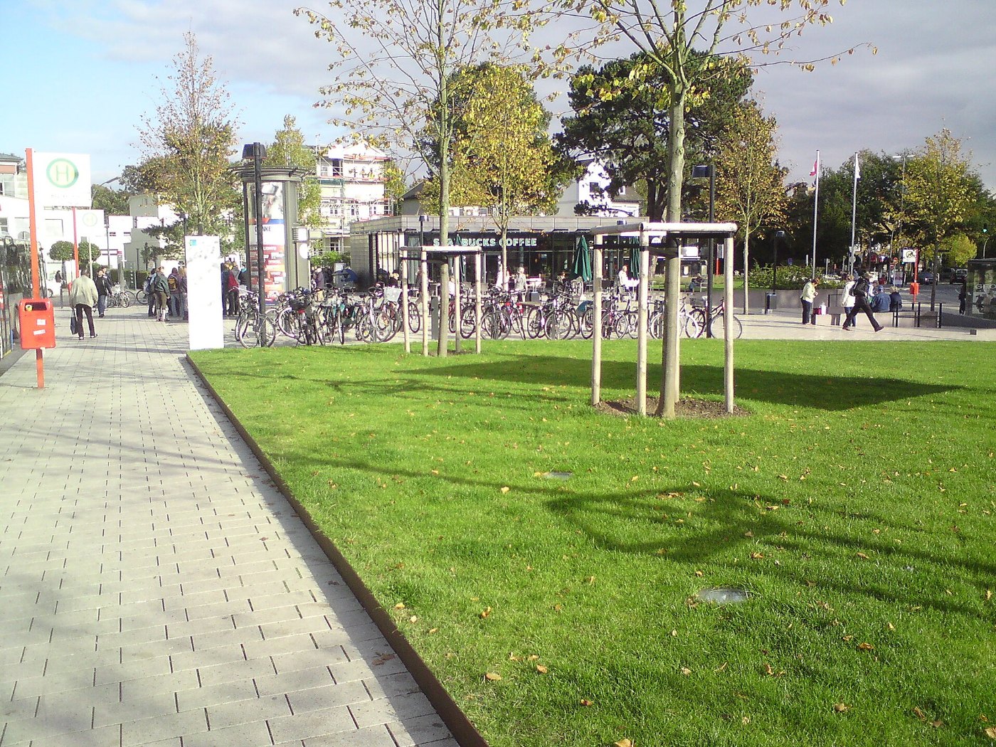 Erik Blumenfeld Platz vor dem S Bahnhof Blankenese in Hamburg 2009