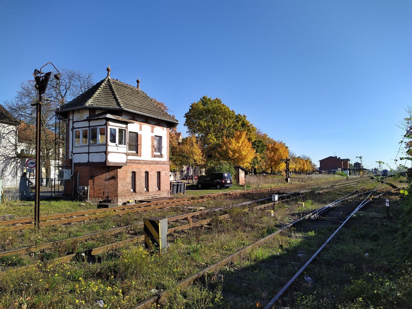 Schrankenwärterhäuschen und Bahnanlagen in Haldensleben