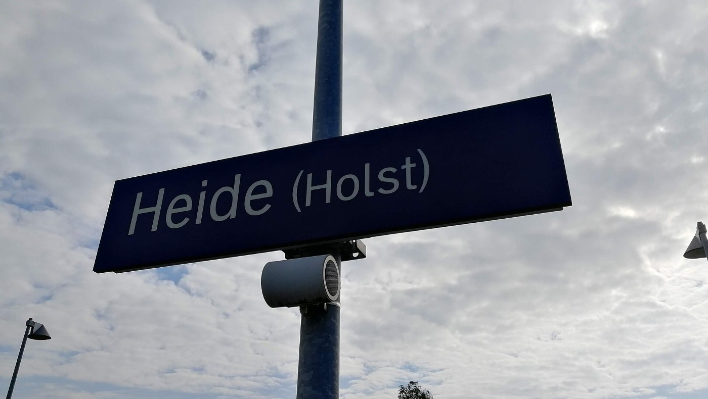 Bahnhofsschild Heide (Holstein)