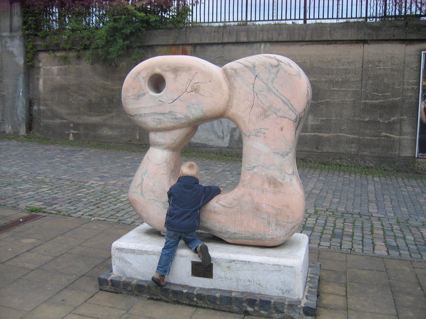 2010 05 21 Minden Hauptbahnhof Skulptur Wartende