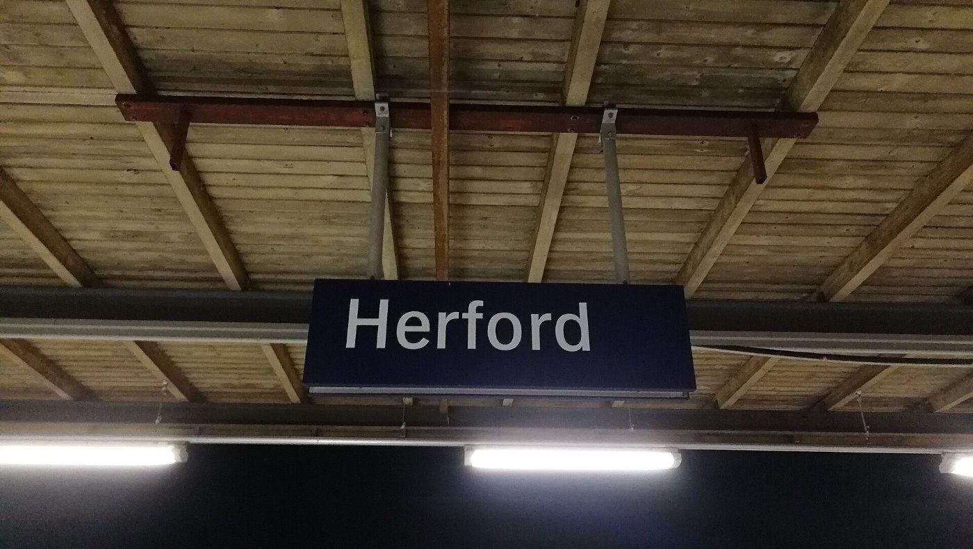 Bahnhofsschild Herford Nacht