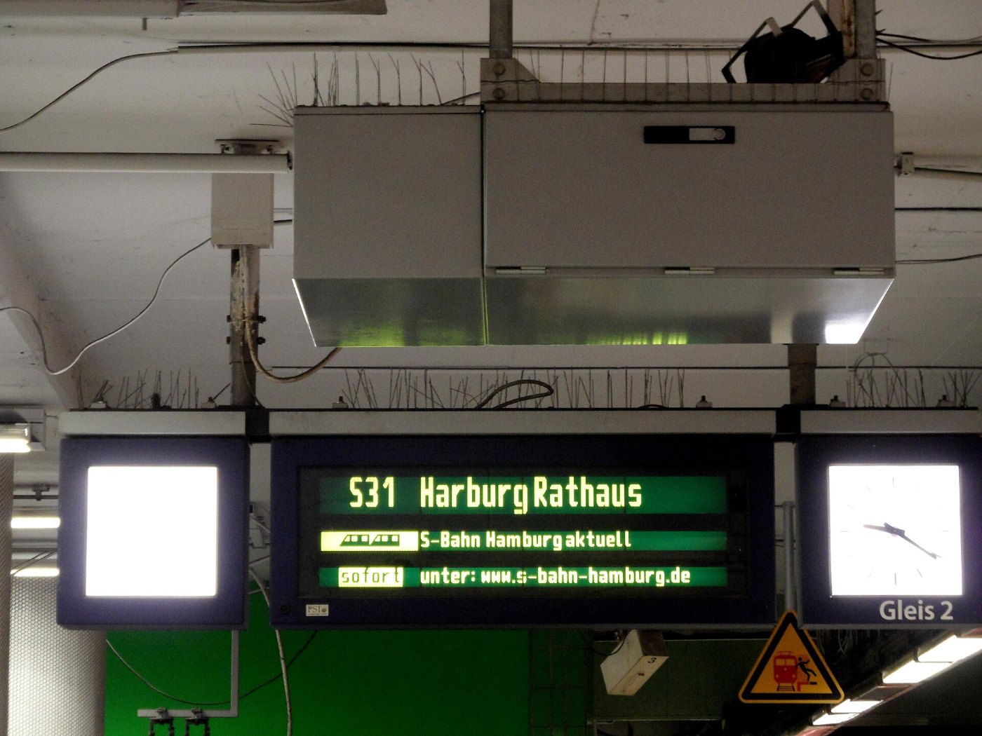 Hamburg Bahnhof Altona S Bahnsteige im Tunnel ()