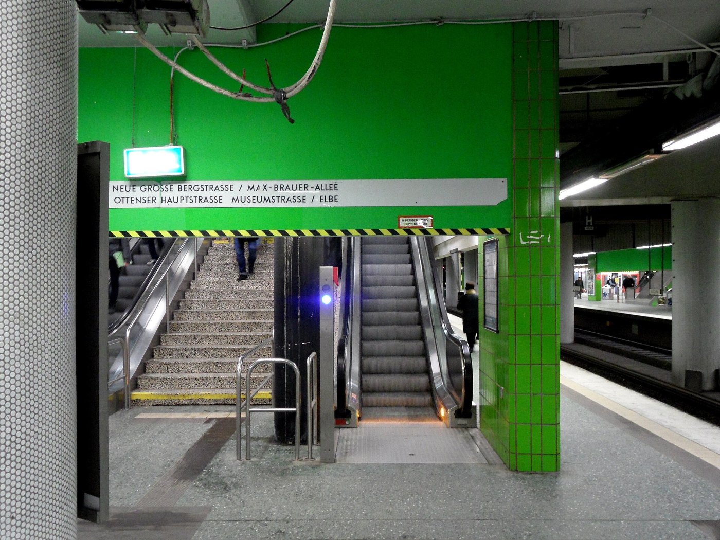 Hamburg Bahnhof Altona S Bahnsteige im Tunnel ()