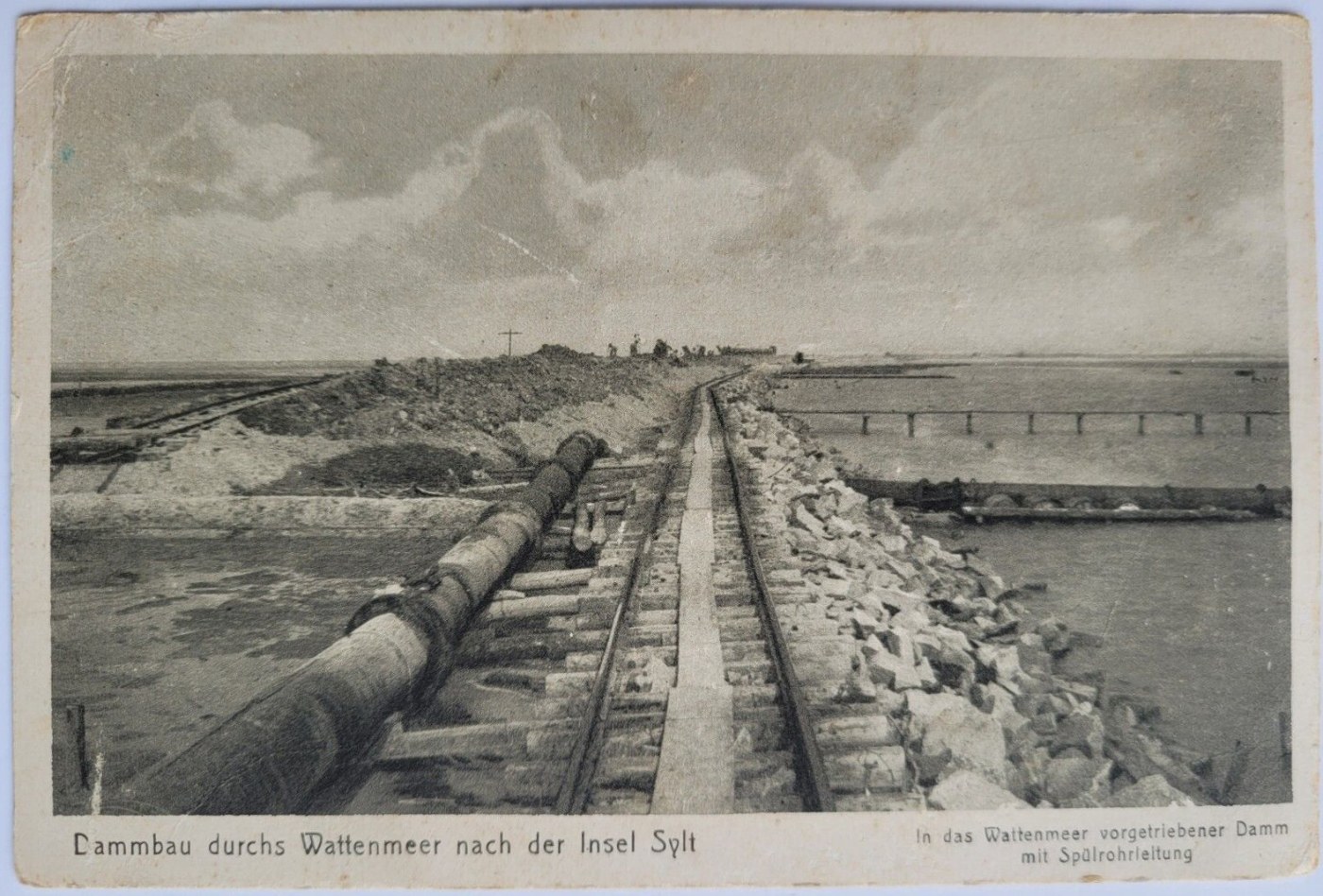 Historische Aufnahme vom Bau des Hindenburgdamms durchs Wattenmeer