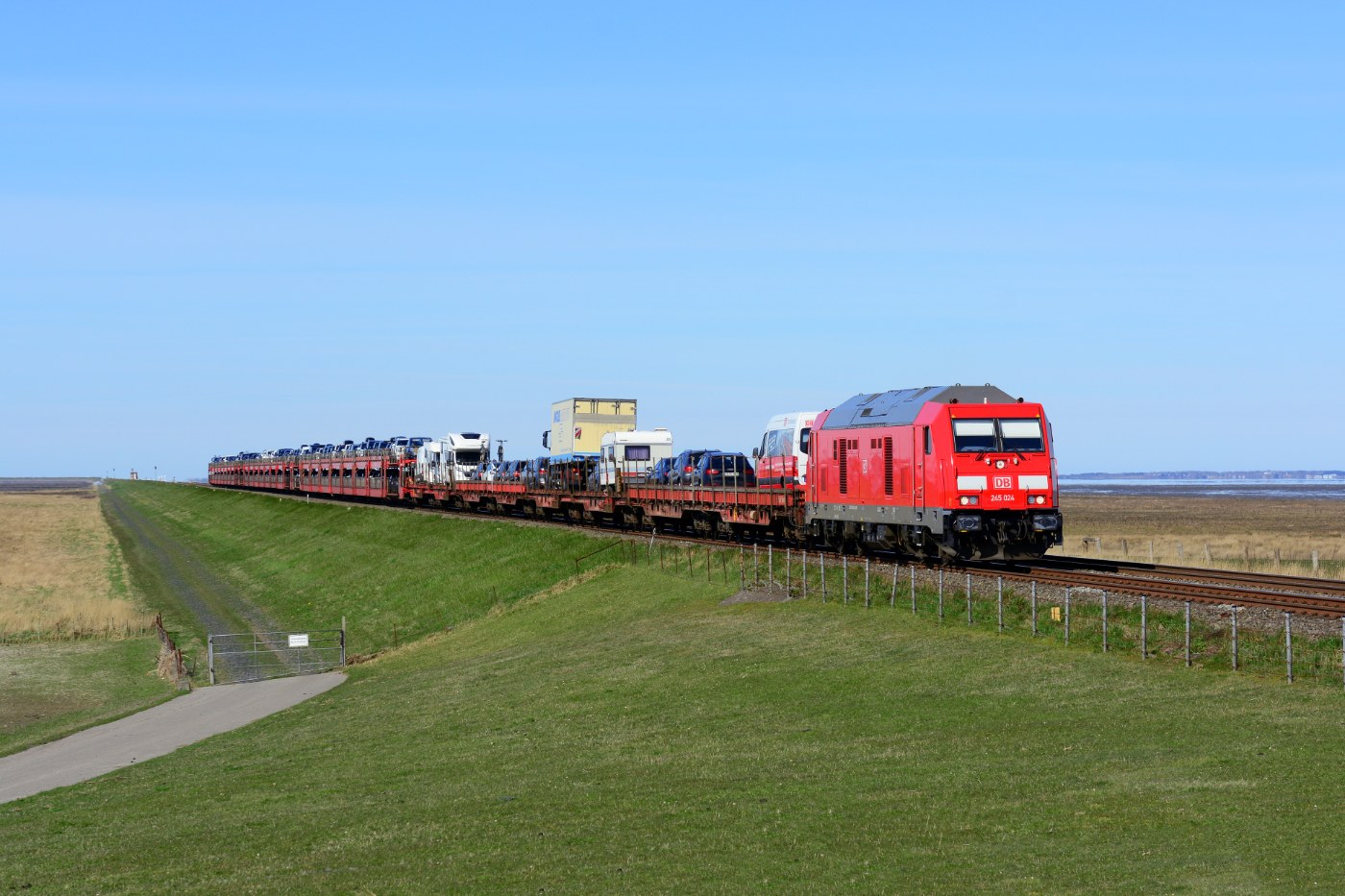 Diesellok Baureihe 245 mit Sylt-Shuttle bei Klanxbuell