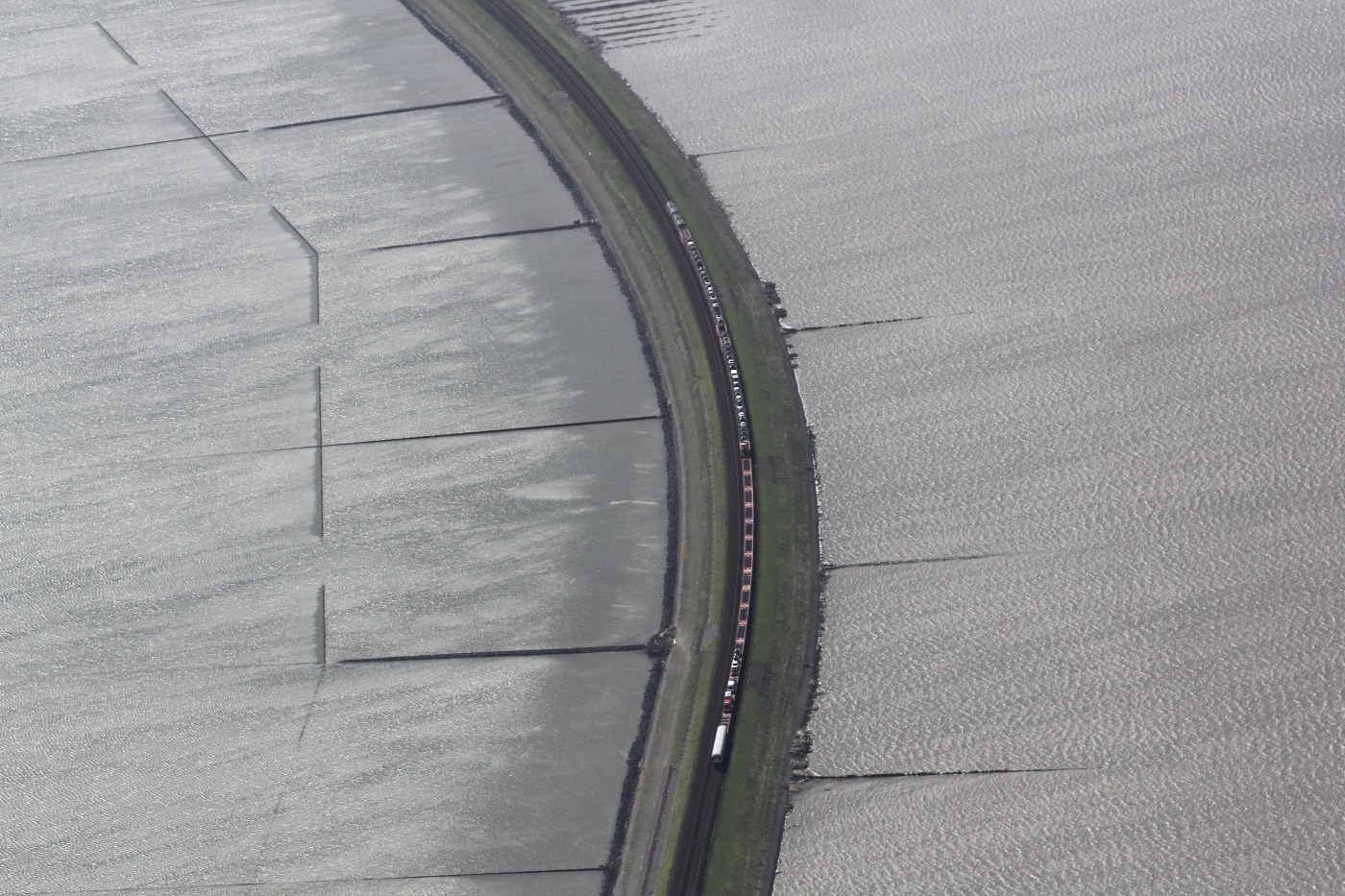 Luftbild des Hindenburgdamms durch das Wattenmeer
