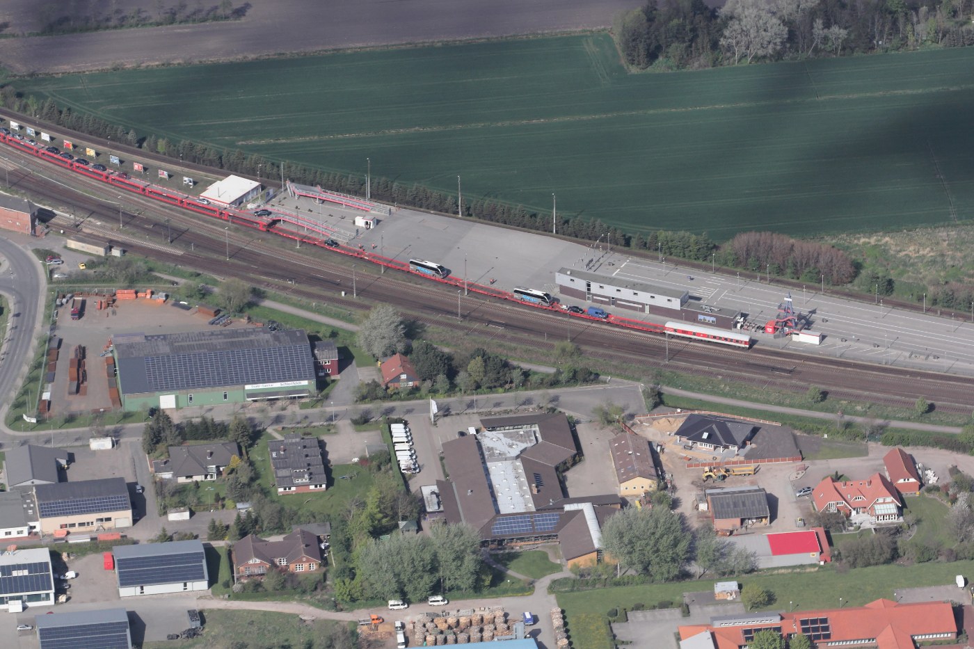 Luftbild von Bahnhof Niebuell und dem Hindenburgdamm