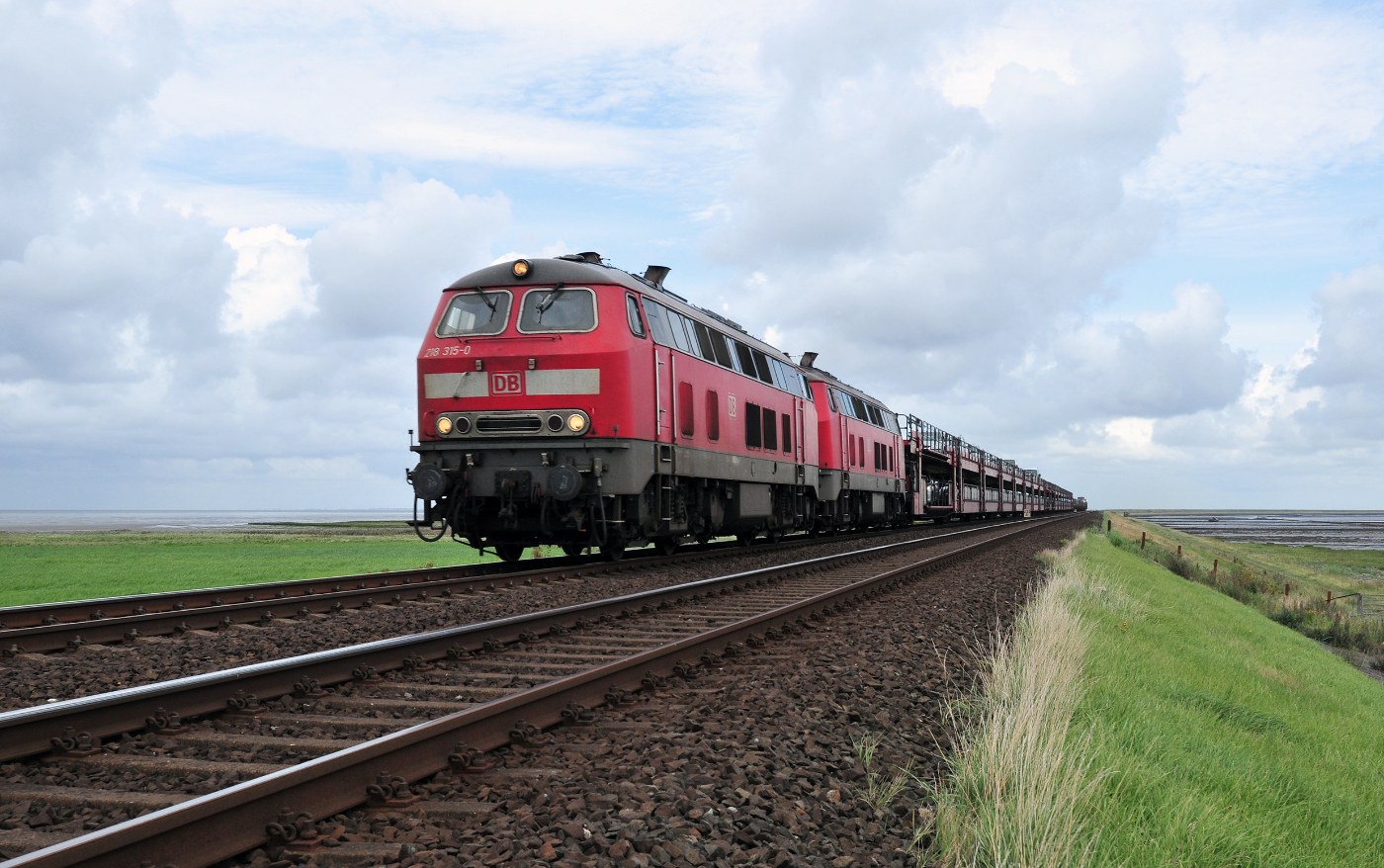 Sylt Shuttle auf dem Hindenburgdamm im Wattenmeer