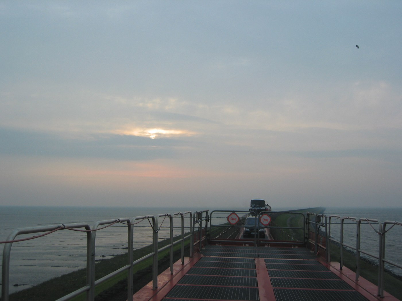 Zug auf dem Hindenburgdamm durch das Wattenmeer nach Sylt