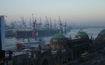 Hamburg Landungsbrücken mit Hafen, die Elbe abwärts
