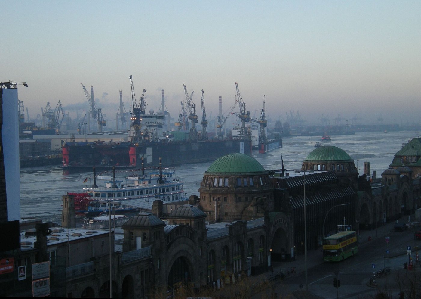 Hamburg Landungsbrücken mit Hafen, die Elbe abwärts