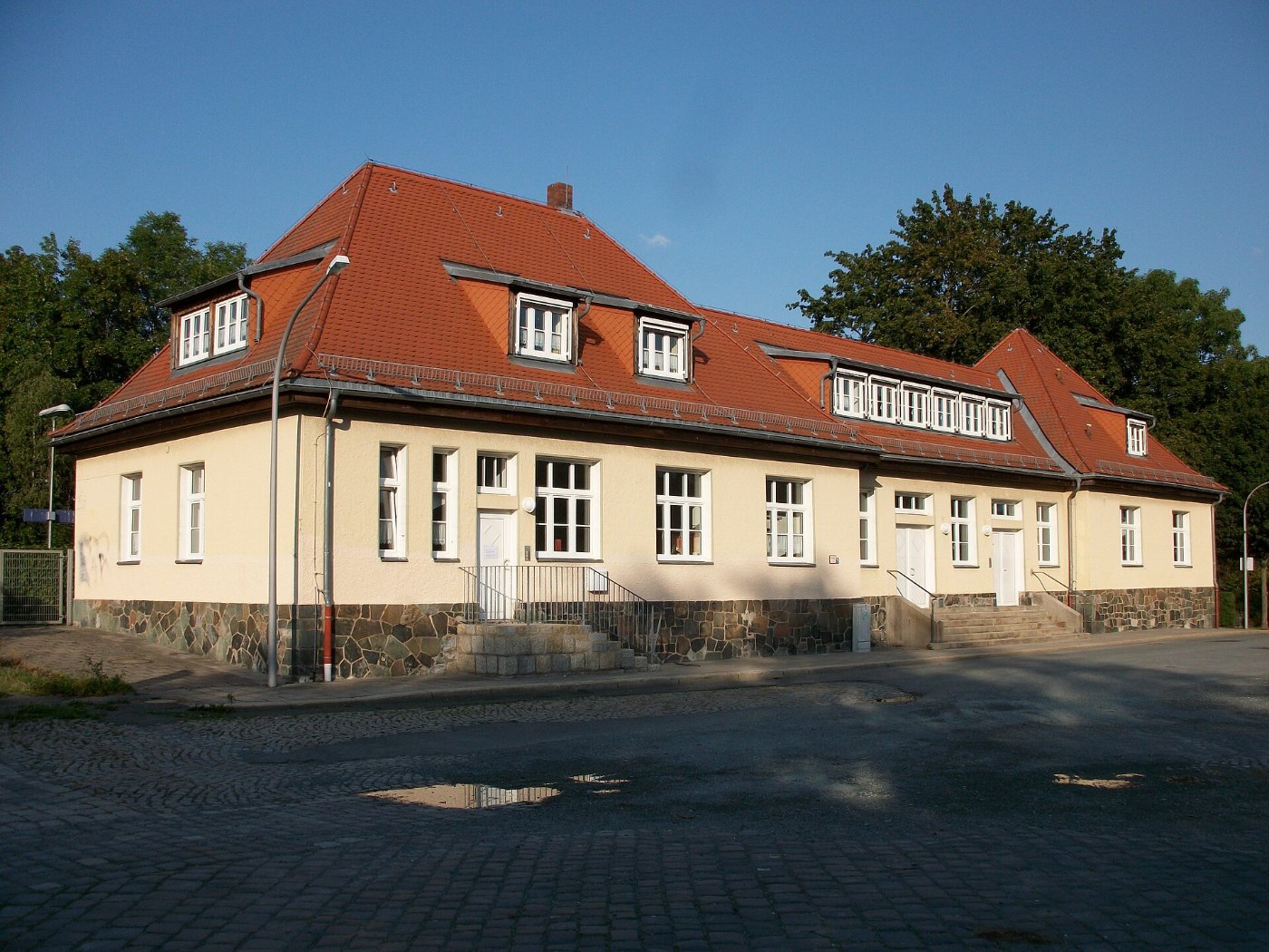 Bahnhof Hof Neuhof, Empfangsgebäude (1)