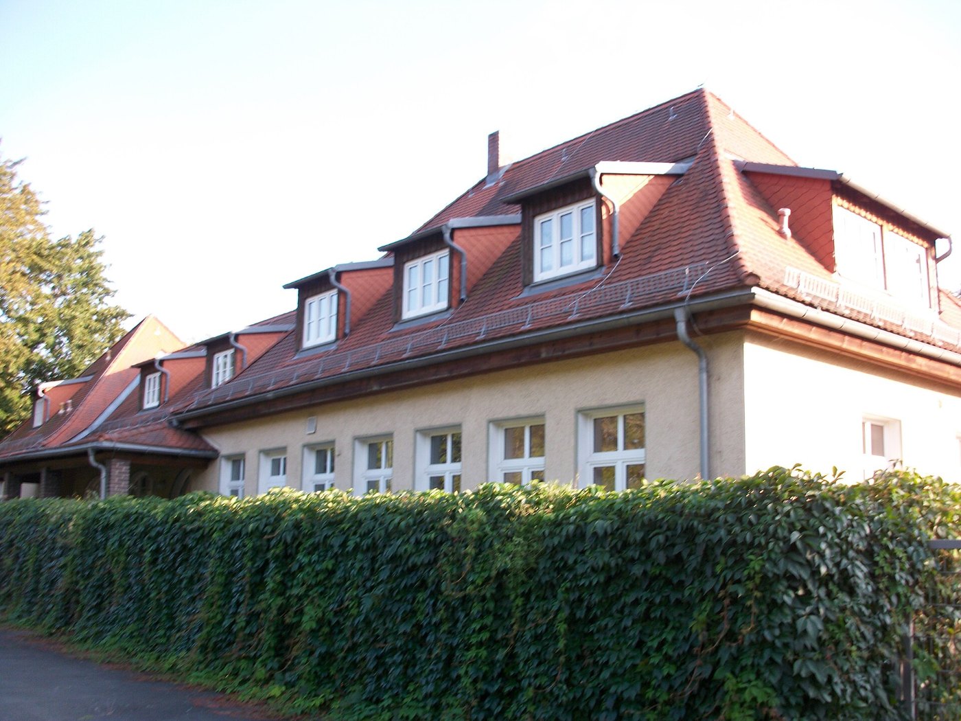 Bahnhof Hof Neuhof, Empfangsgebäude (3)