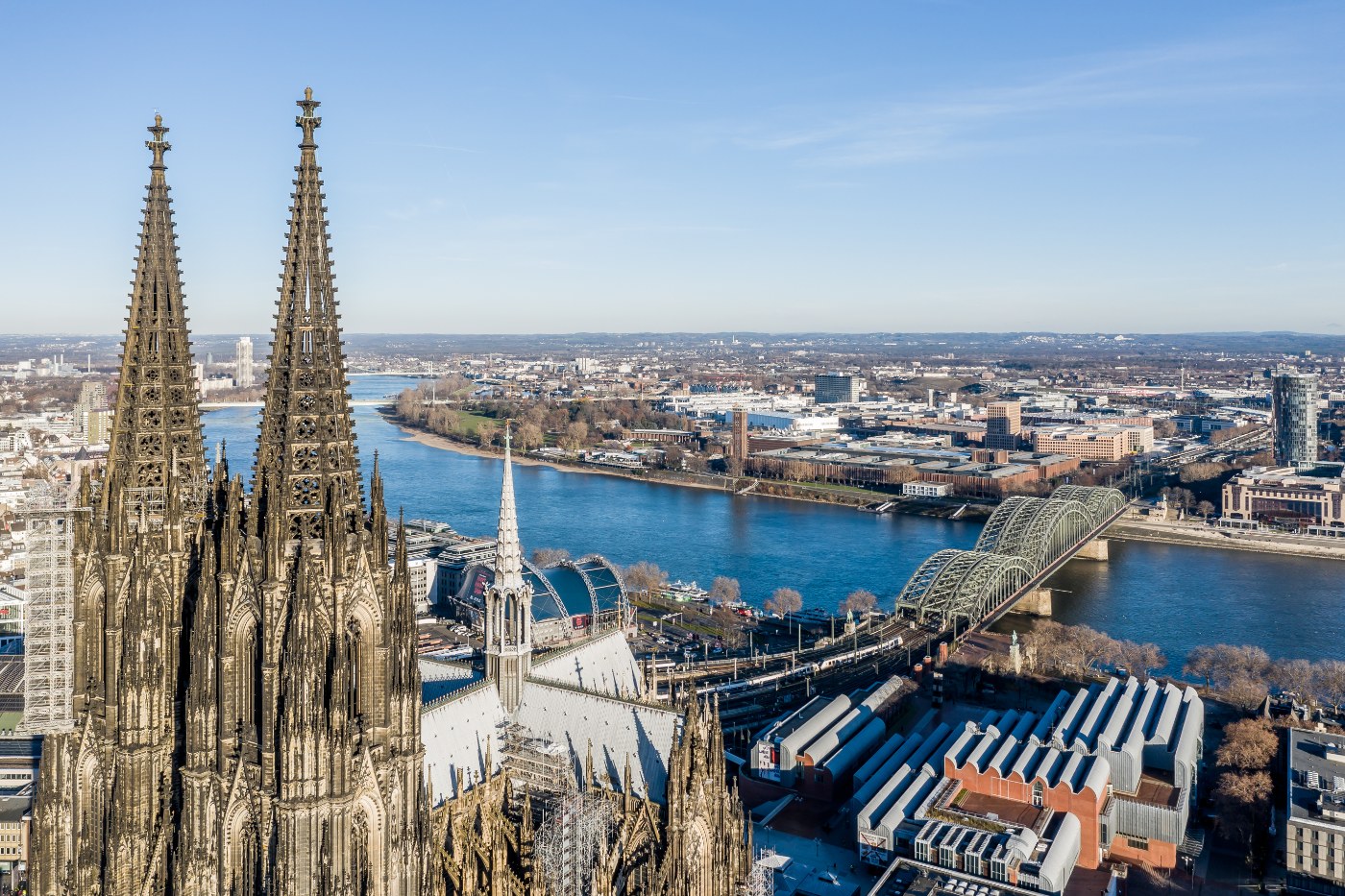Luftbild von Kölner Dom und Hohenzollernbrücke