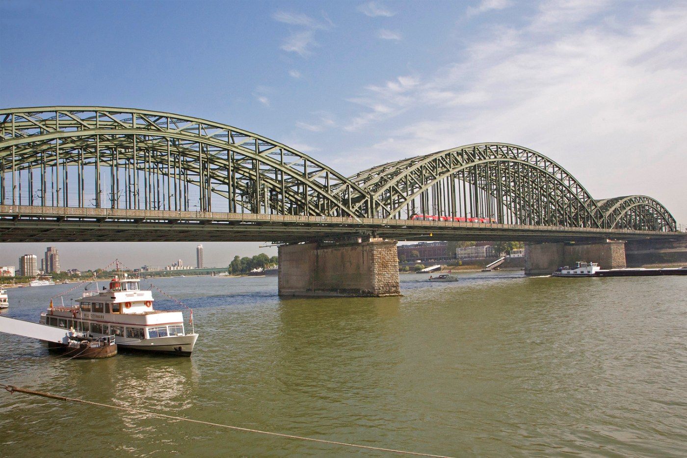 Hohenzollernbrücke mit dem Kölner Dom