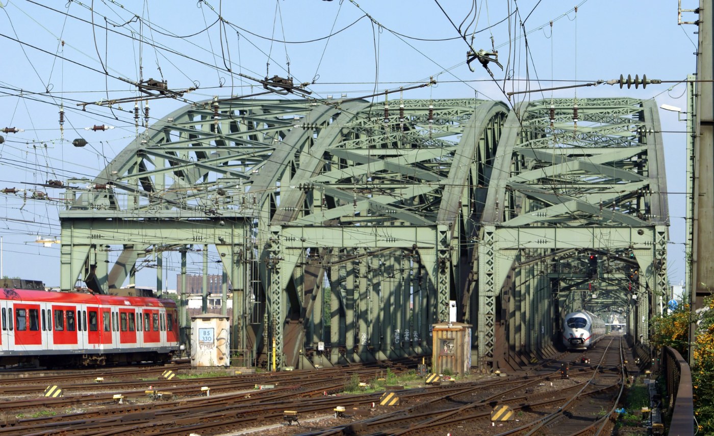 Züge fahren von Westen in die Hohenzollernbrücke ein