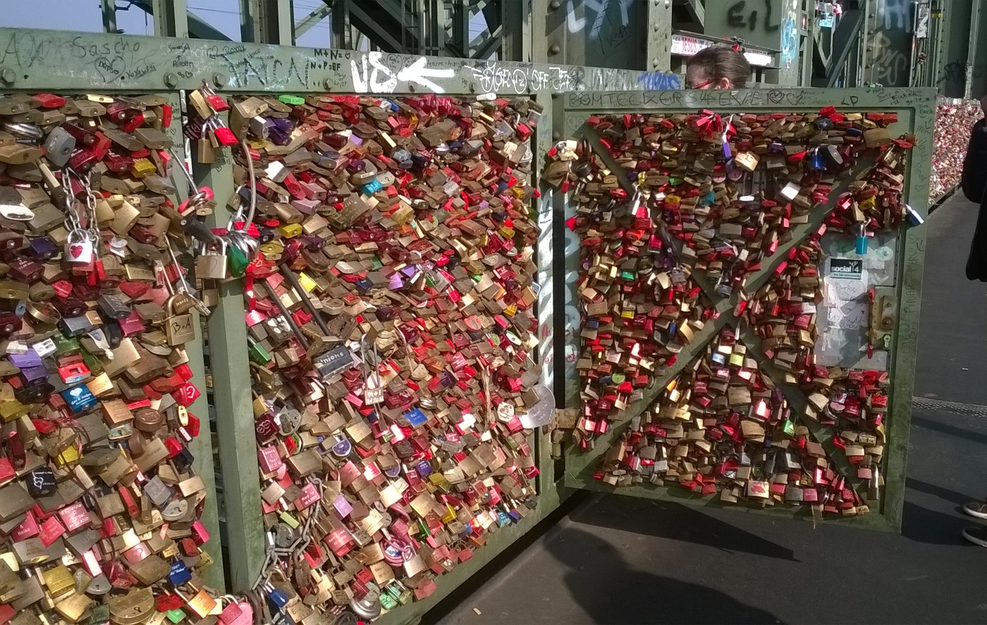 Liebesschlösser am Geländer der Hohenzollernbrücke