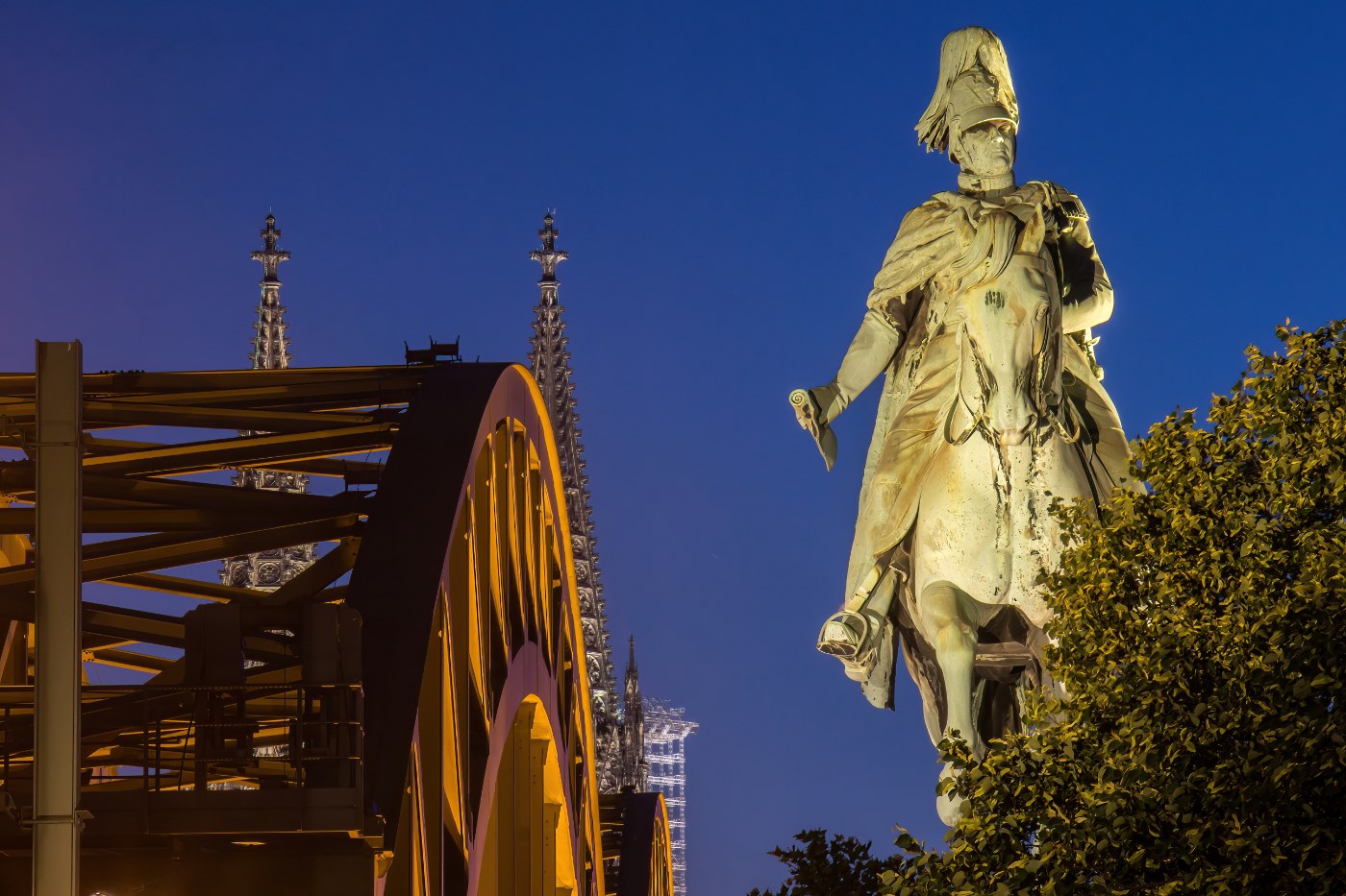 Reiterstandbild am Portal der Hohenzollernbrücke