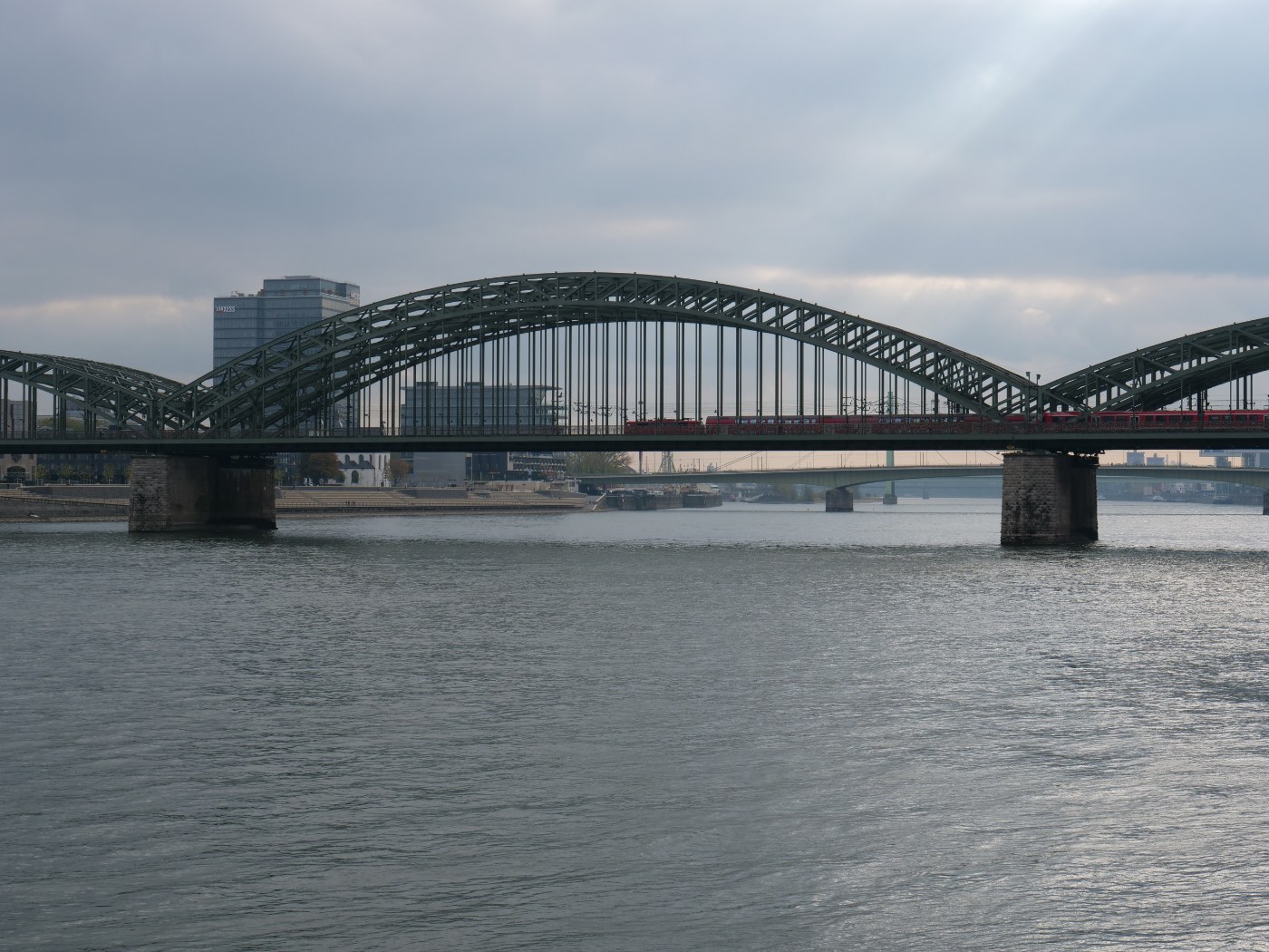 Die Hohenzollernbrücke vom Rheinufer aus