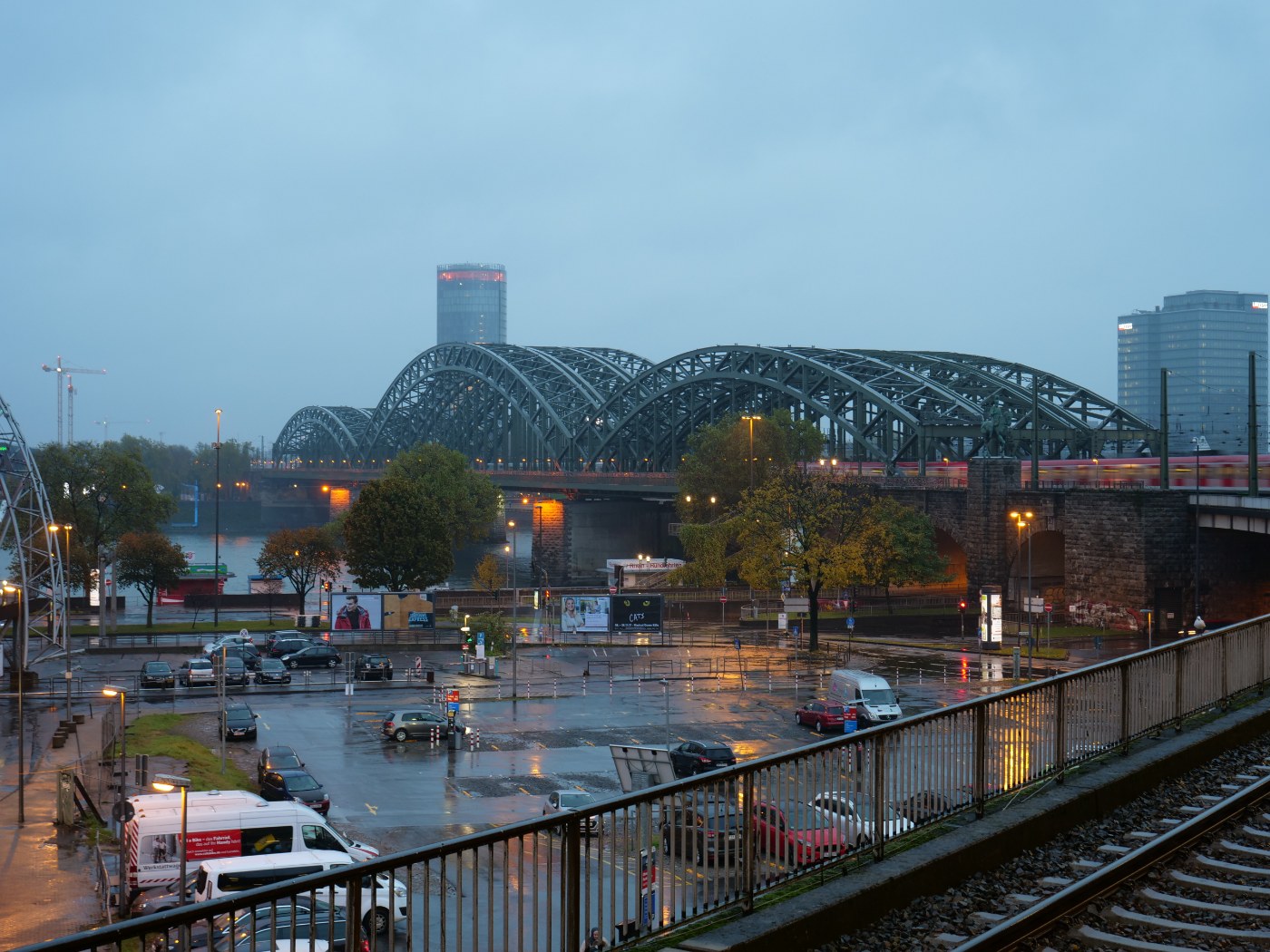 Die Hohenzollernbrücke vom Kölner Hauptbahnhof aus