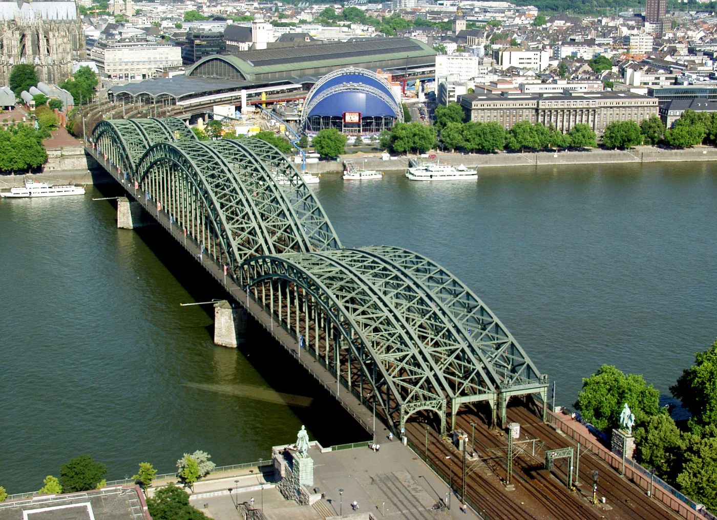 Die Gleise der Hohenzollernbrücke von oben