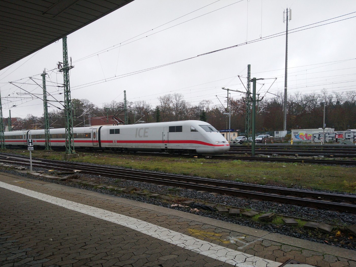 ICE 1 der Baureihe 401 am Bahnhof Frankfurt am Main Stadion
