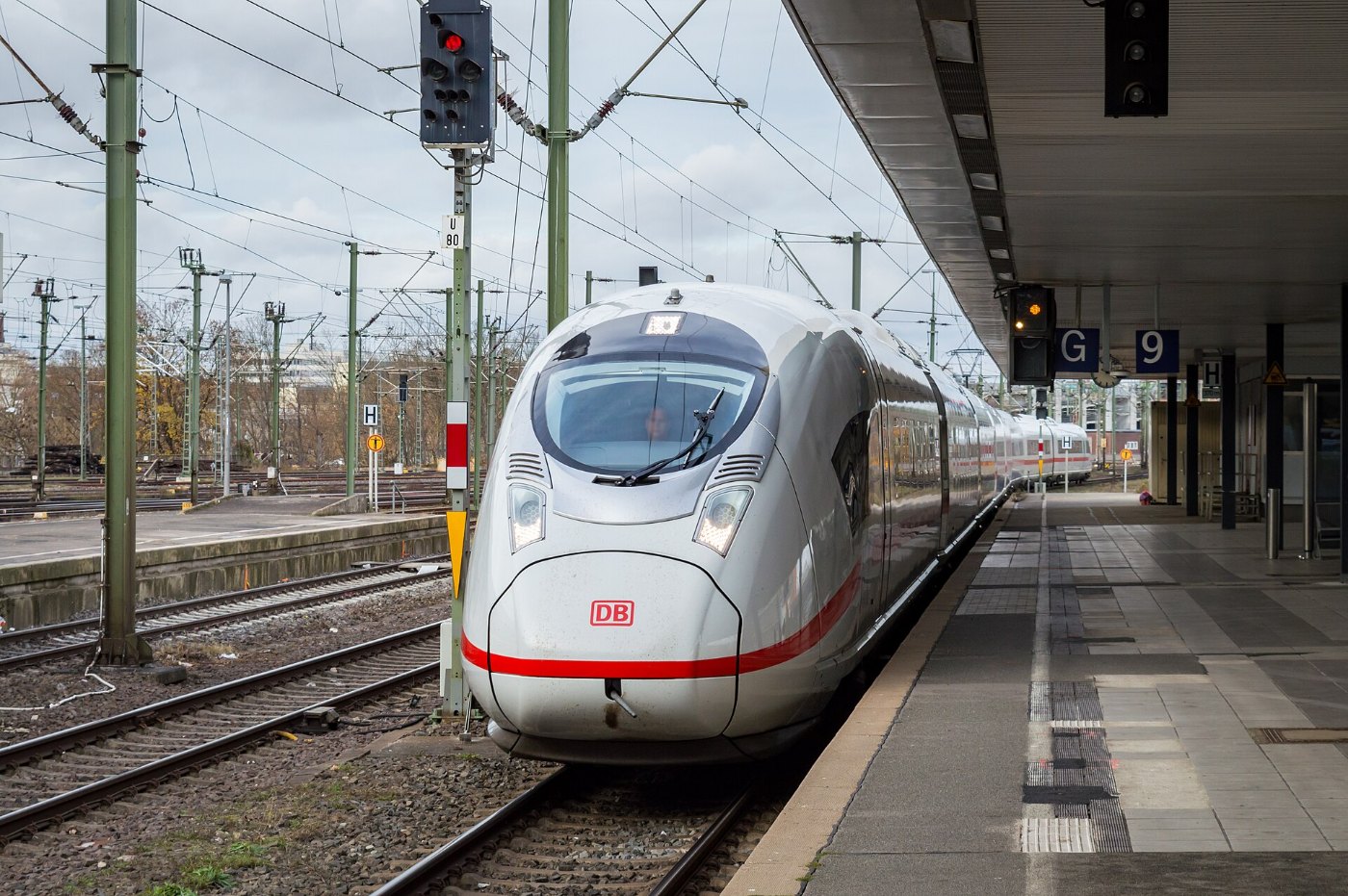 ICE 3neo der Baureihe 408 im Hannoveraner Hauptbahnhof