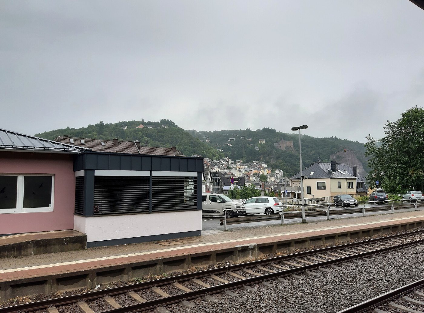 Am Bahnsteig in Idar Oberstein, August 2021