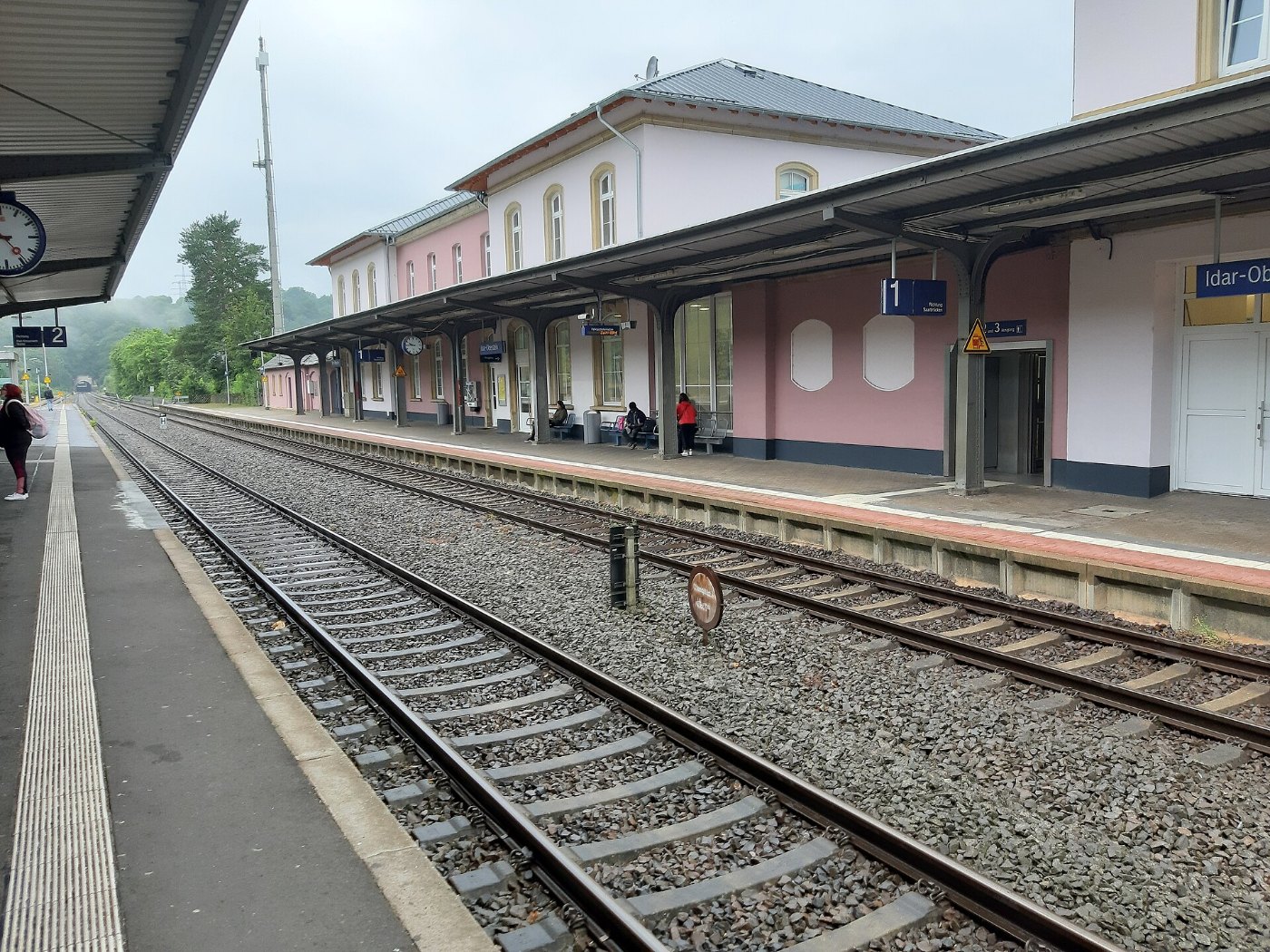 Am Bahnsteig in Idar Oberstein, August 2021 III
