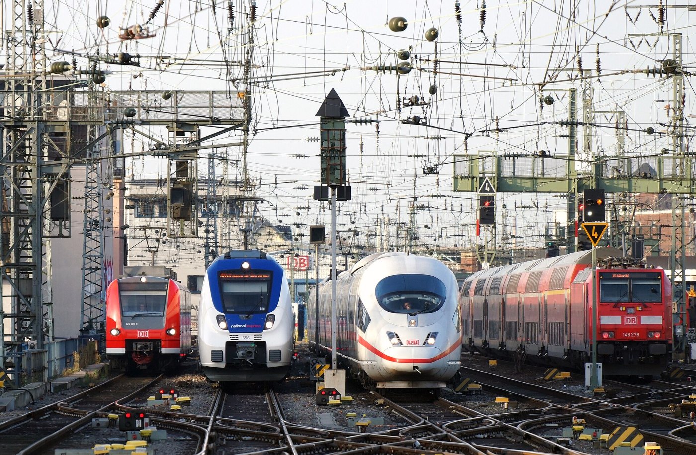 Railway traffic Köln Hauptbahnhof 2015 12 17 01