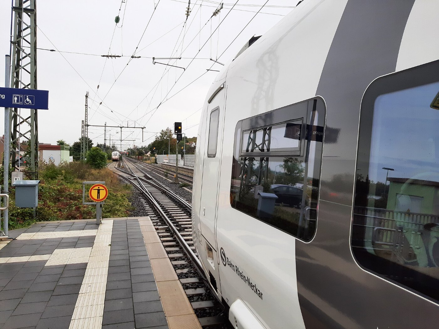 Bahnhof Nierstein Mireo überholt ICE 4