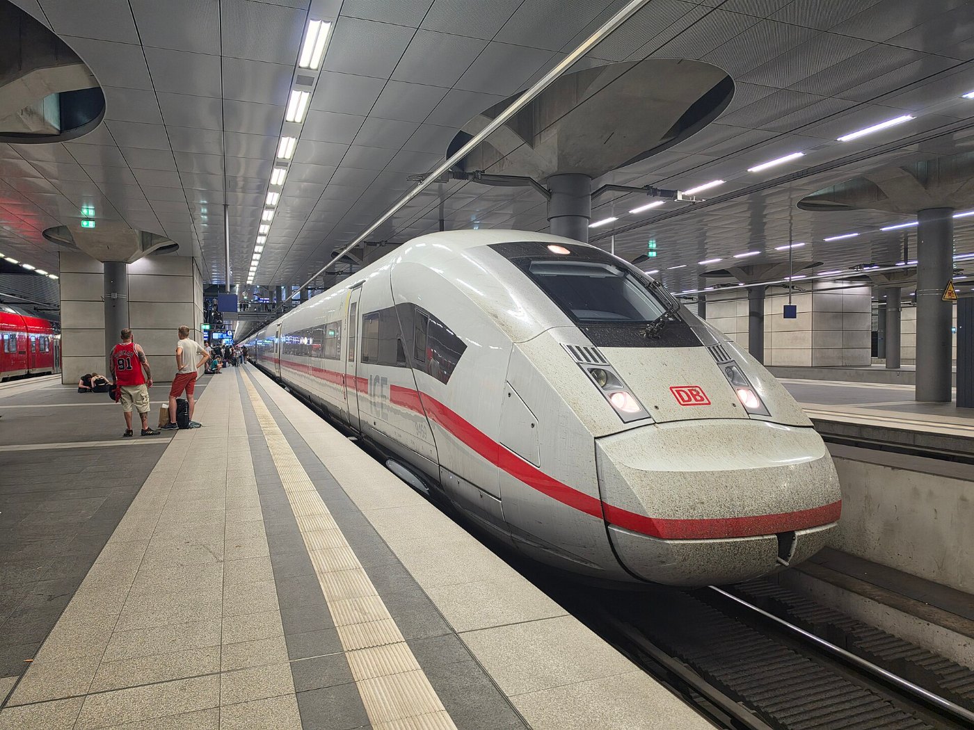 Berlin Hauptbahnhof ICE 677