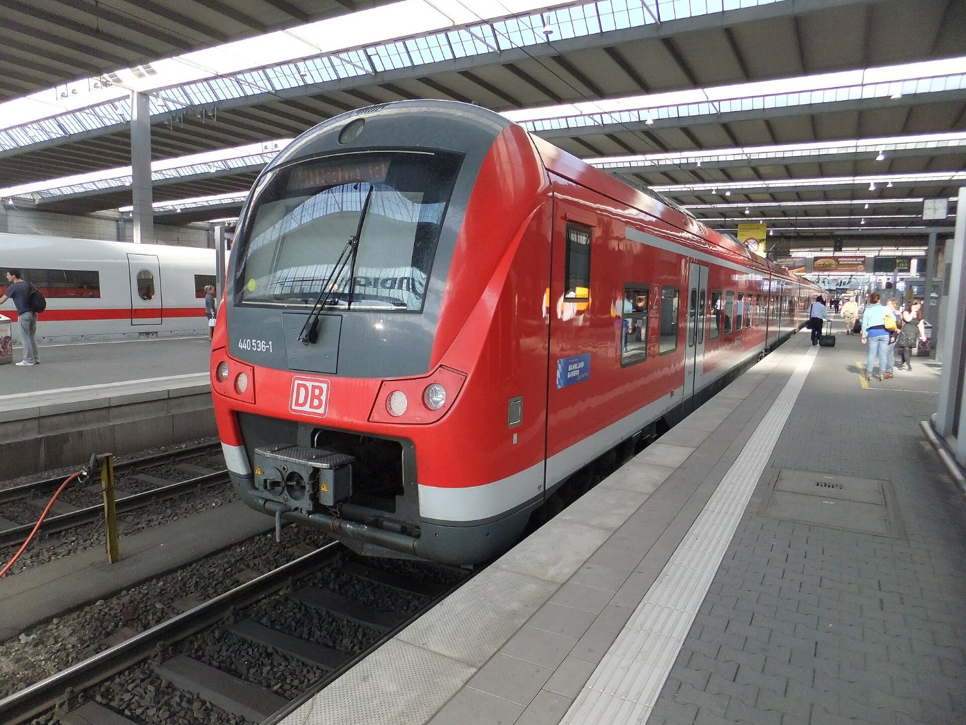 Münchener Hauptbahnhof auf Bahnsteig zu Gleis 13 Fugger Express (Alstom 