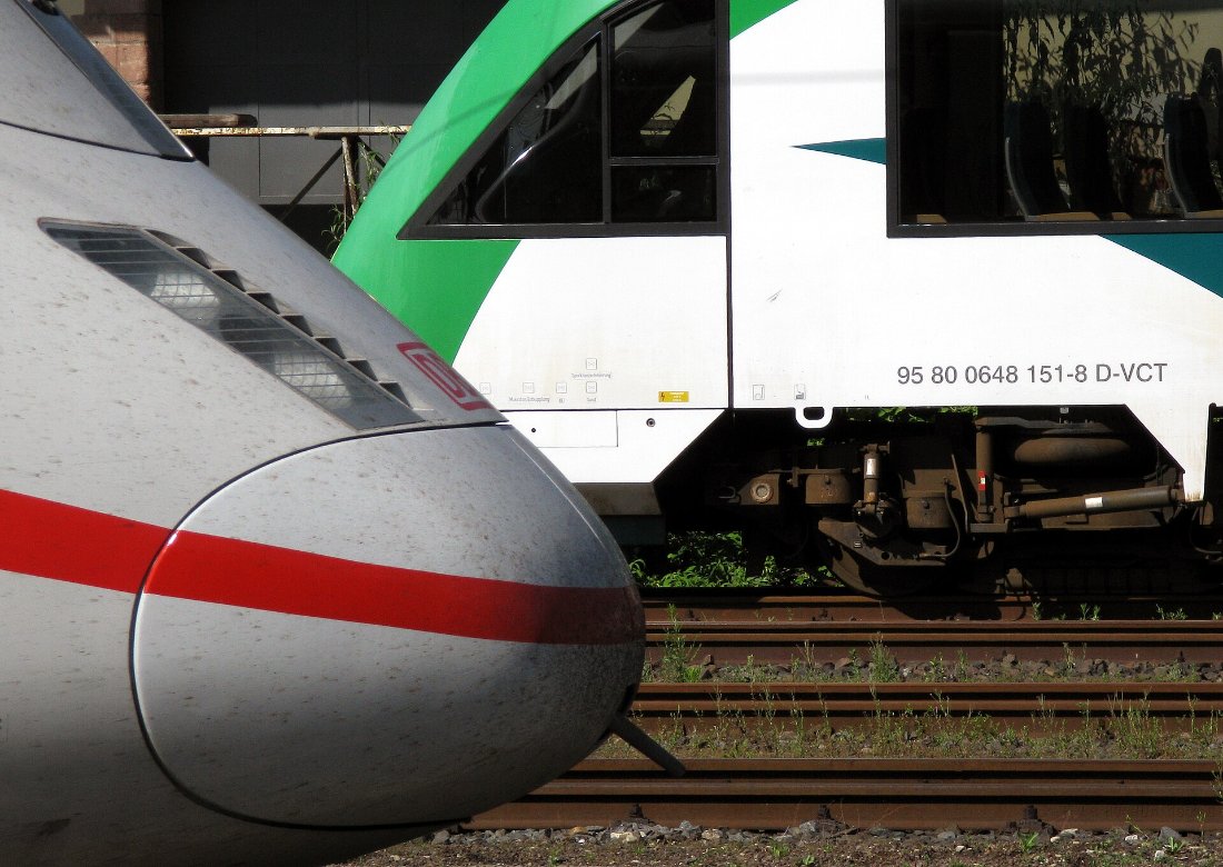 ICE 3 (Baureihe 403) und Dieseltriebzug der Baureihe 648 in Wiesbaden Hb