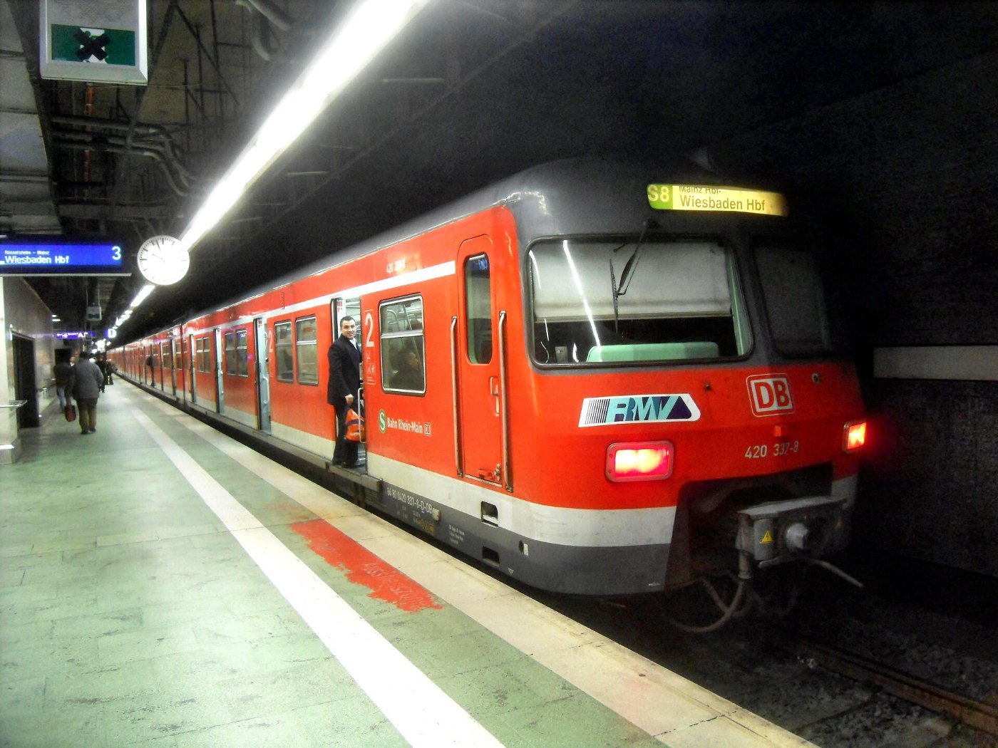Frankfurter (Main) Flughafen Regionalbahnhof auf Bahnsteig zu Gleis 3 S