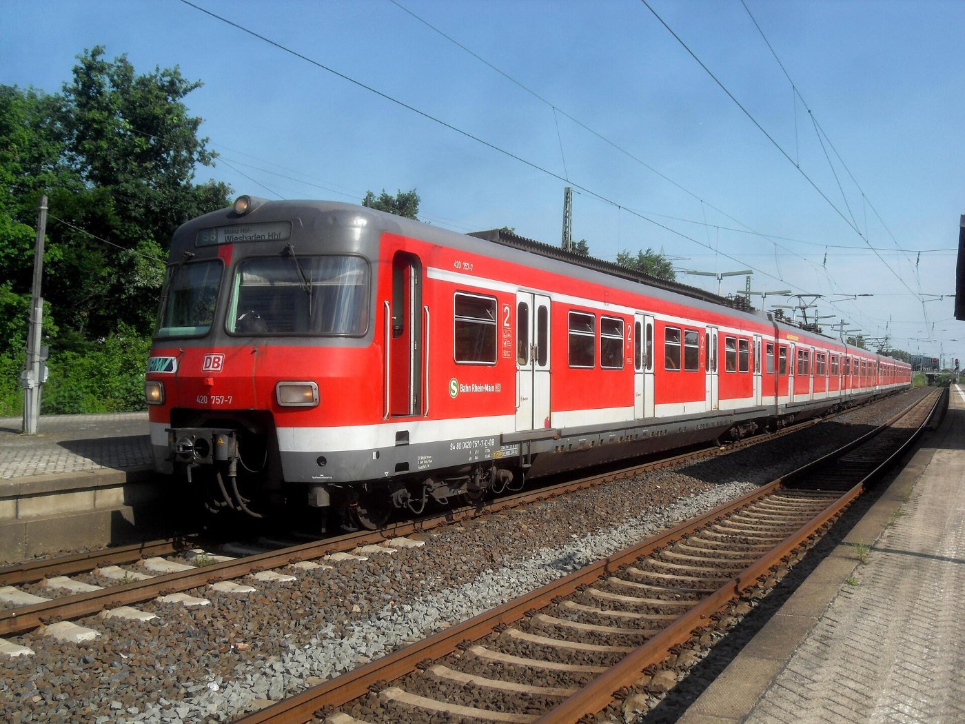 Wiesbaden Bahnhof Wiesbaden Ost auf Bahnsteig zu Gleis 3 Richtung Mainz 
