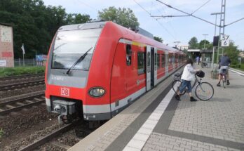 Frankfurt am Main Bahnhof Frankfurt Louisa auf Bahnsteig zu Gleis 2 Rich