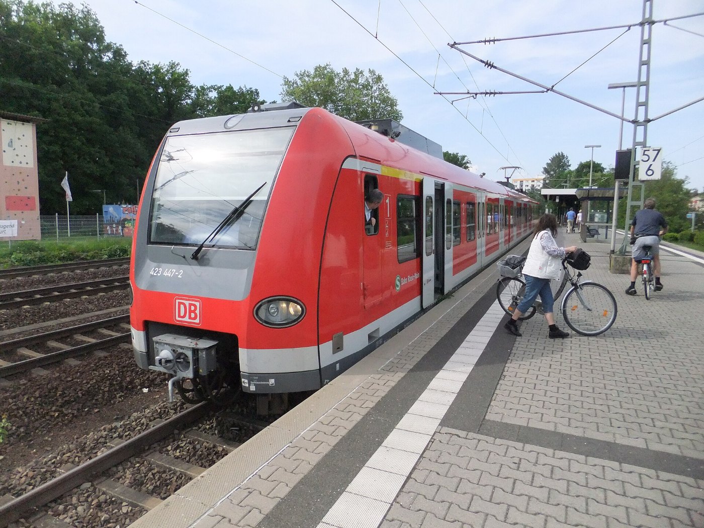 Frankfurt am Main Bahnhof Frankfurt Louisa auf Bahnsteig zu Gleis 2 Rich