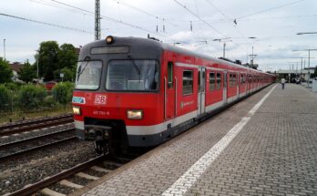 Kelsterbacher Bahnhof auf Bahnsteig zu Gleis 3 Richtung Frankfurt am Mai
