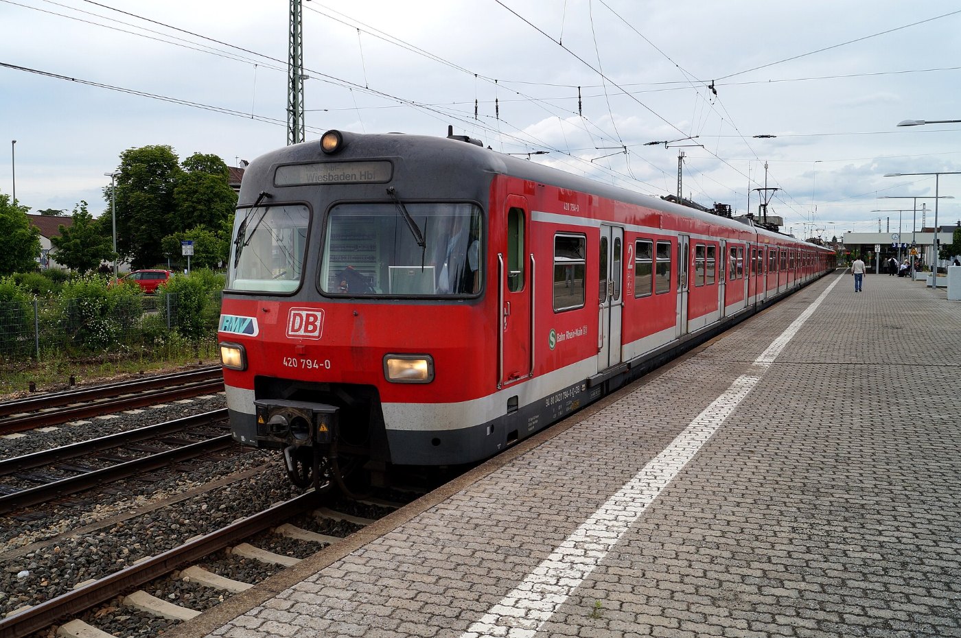 Kelsterbacher Bahnhof auf Bahnsteig zu Gleis 3 Richtung Frankfurt am Mai
