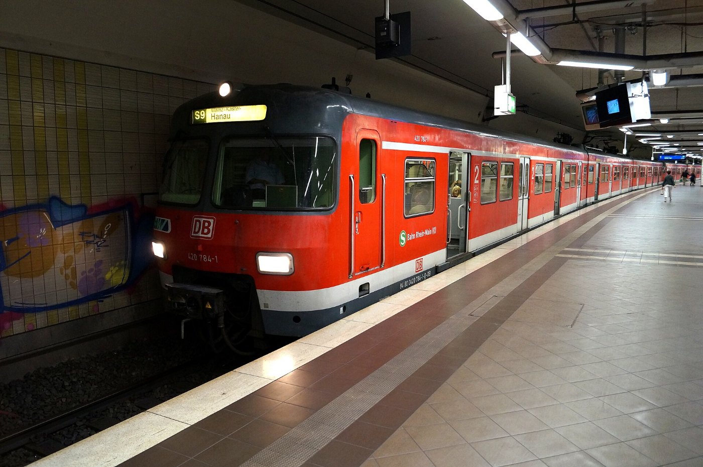 Frankfurt am Main Bahnhof Frankfurt (Main) Mühlberg auf Bahnsteig zu Gle