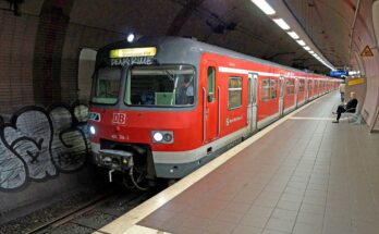 Frankfurt am Main Bahnhof Frankfurt (Main) Ostendstraße auf Bahnsteig zu