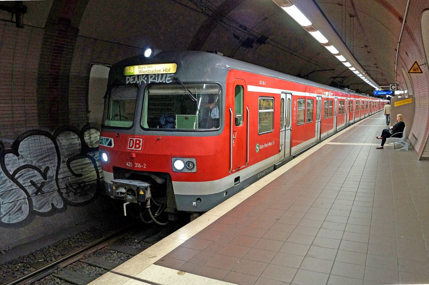 Frankfurt am Main Bahnhof Frankfurt (Main) Ostendstraße auf Bahnsteig zu